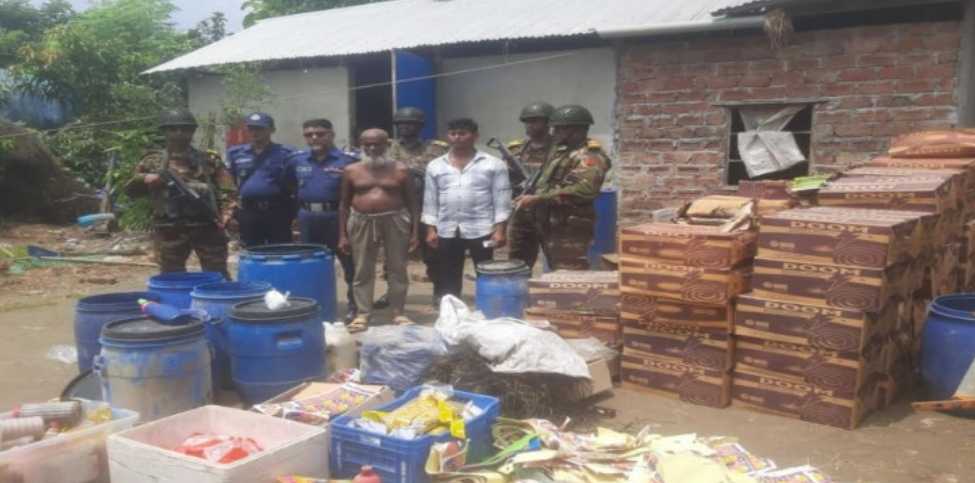গোপালগঞ্জে নকল পণ্যের কারখানায় যৌথ বাহিনীর অভিযান।
