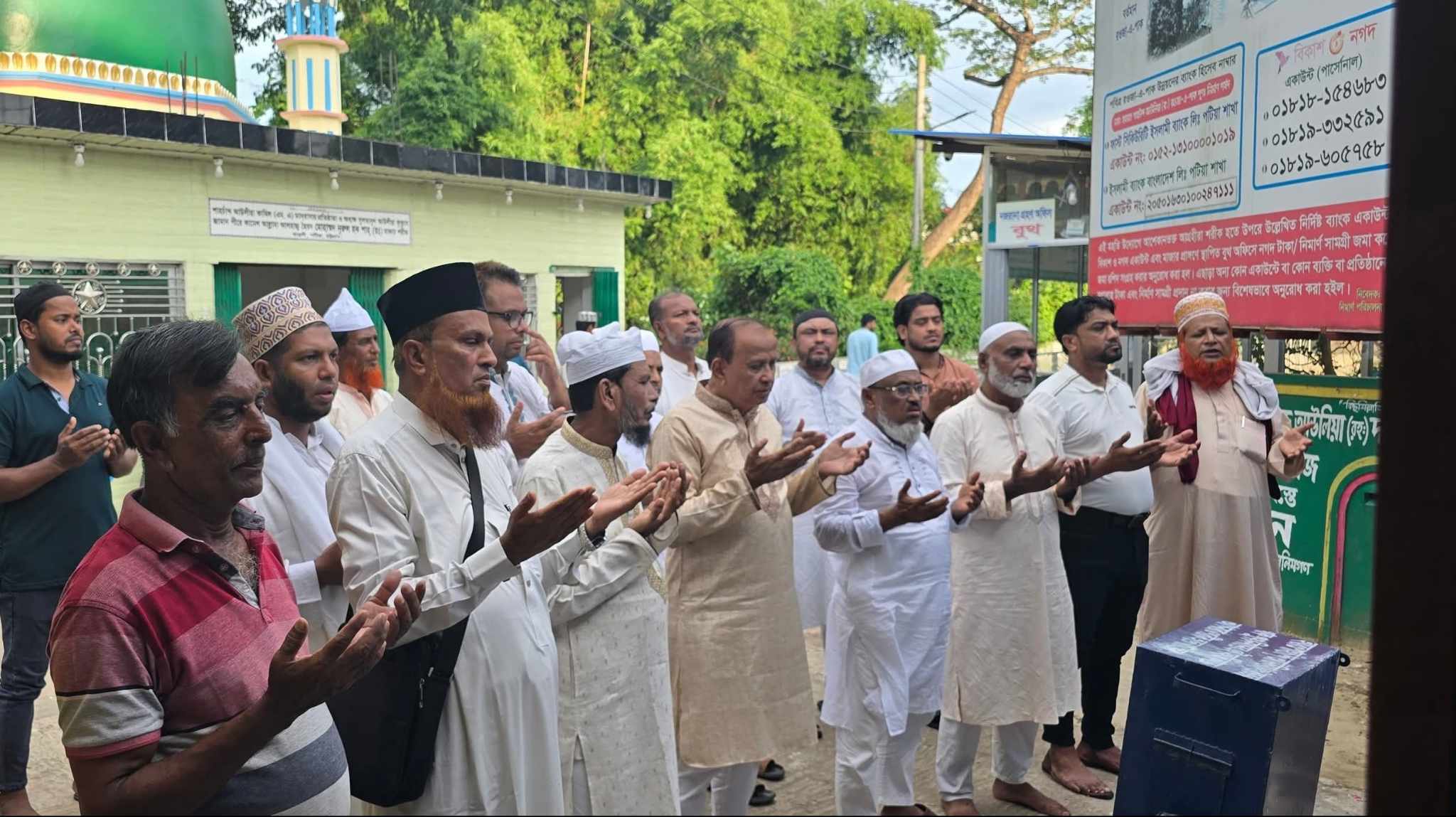 শাহচান্দ আউলিয়ার মাজার   জেয়ারত  ও নির্মাণ কাজ   পরিদর্শন করেছেন ইদ্রিস মিয়া 