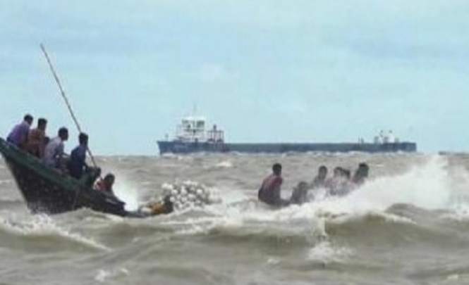 বঙ্গোপসাগরে ট্রলার ডুবি, ১২ জেলে জীবিত উদ্ধার।