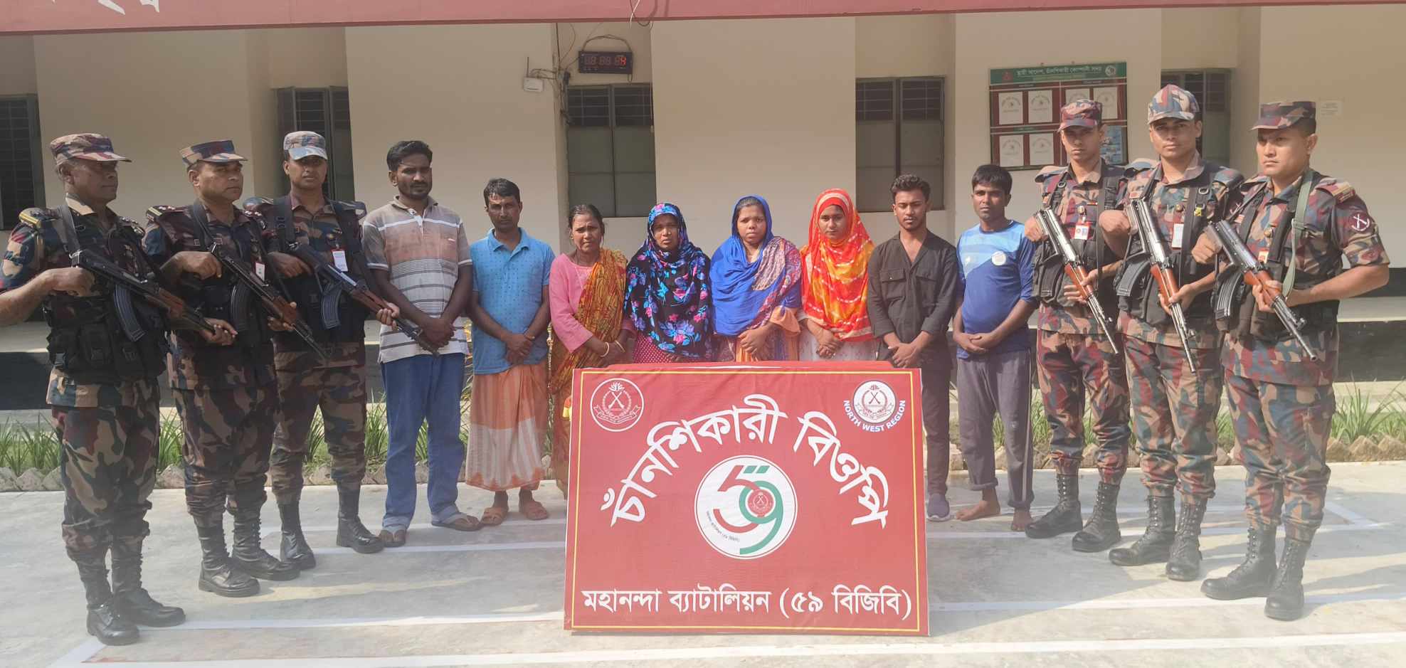 ভোলাহাট সীমান্তে ভারত হতে বাংলাদেশে অবৈধ অনুপ্রবেশ এর দায়ে ০৮ (আট) জন ব্যক্তি আটক।