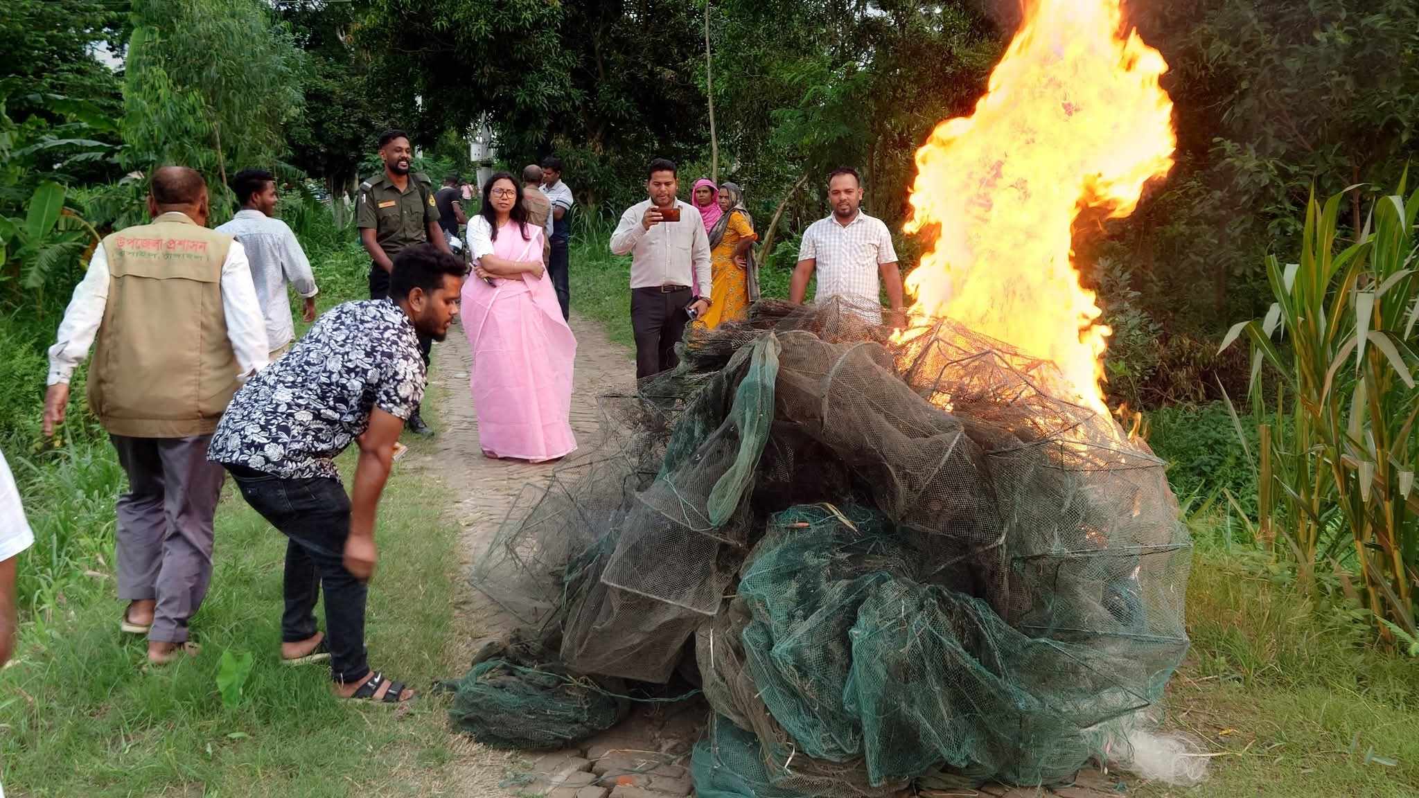 বাসাইলে এক লাখ ৫০ হাজার টাকার চায়না জাল ধ্বংস।
