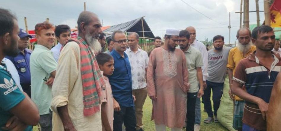গোপালগঞ্জের গরুরহাট পরিদর্শন করলেন জেলা প্রশাসক ও পুলিশ সুপার।