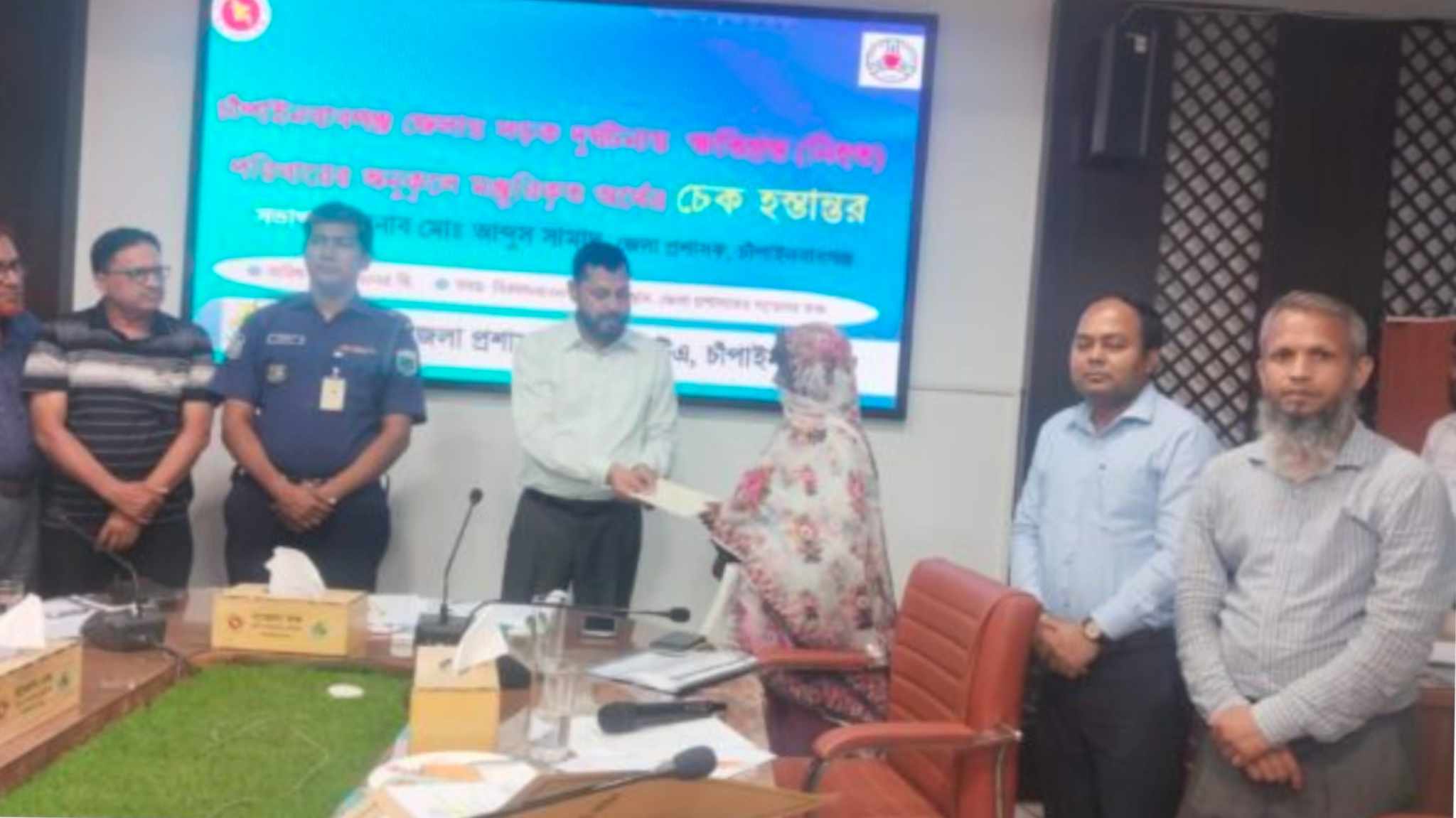 চাঁপাইনবাবগঞ্জে সড়ক দুর্ঘটনায় নিহত ব্যক্তির পরিবারের কাছে  বিআরটিএর চেক হস্তান্তর ।