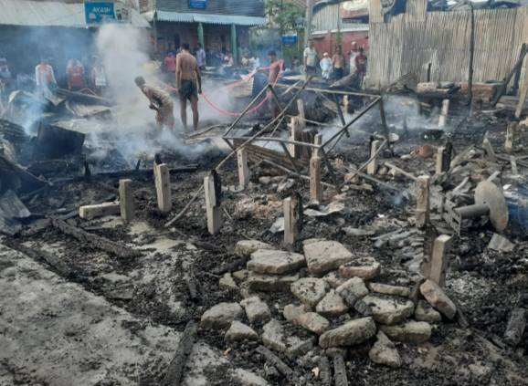 গলাচিপার চরকাজলে ভয়াবহ আগুনে একাধিক  দোকান পুড়ে ছাইঁ! 