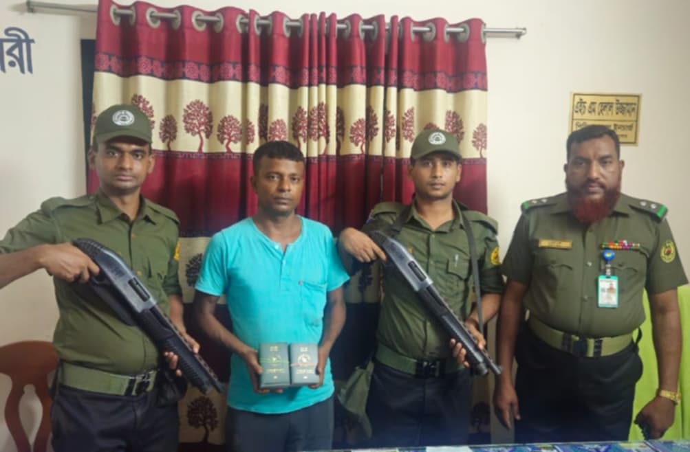 সাইবেরিয়ান ভীসা লাগানো বাংলাদেশী ২০ টি পাসপোর্টসহ ভারতীয় ট্রাকচালক আটক।