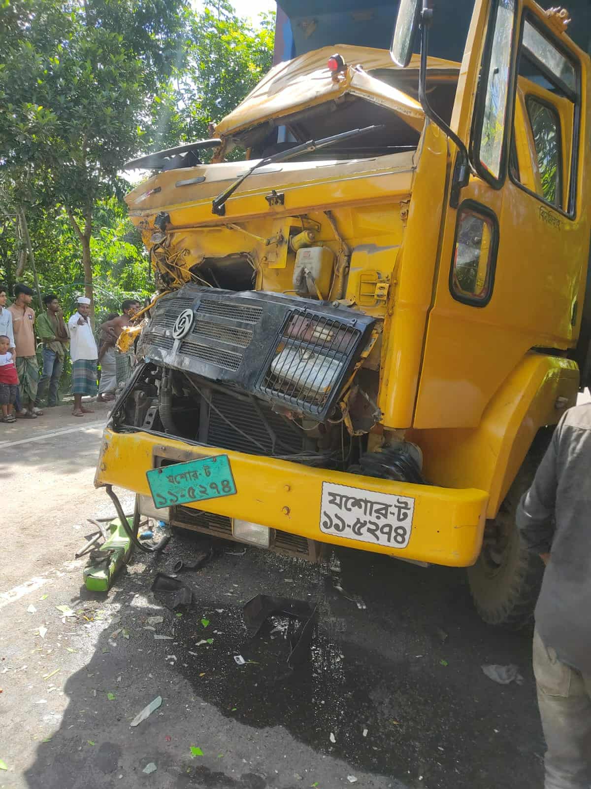 গোপালগঞ্জে মুখী ষ্টার এক্সপ্রেস বাস ও কভার ভ্যানের মুখোমুখি সংঘর্ষ, ড্রাইভার গুরুতর আহত।