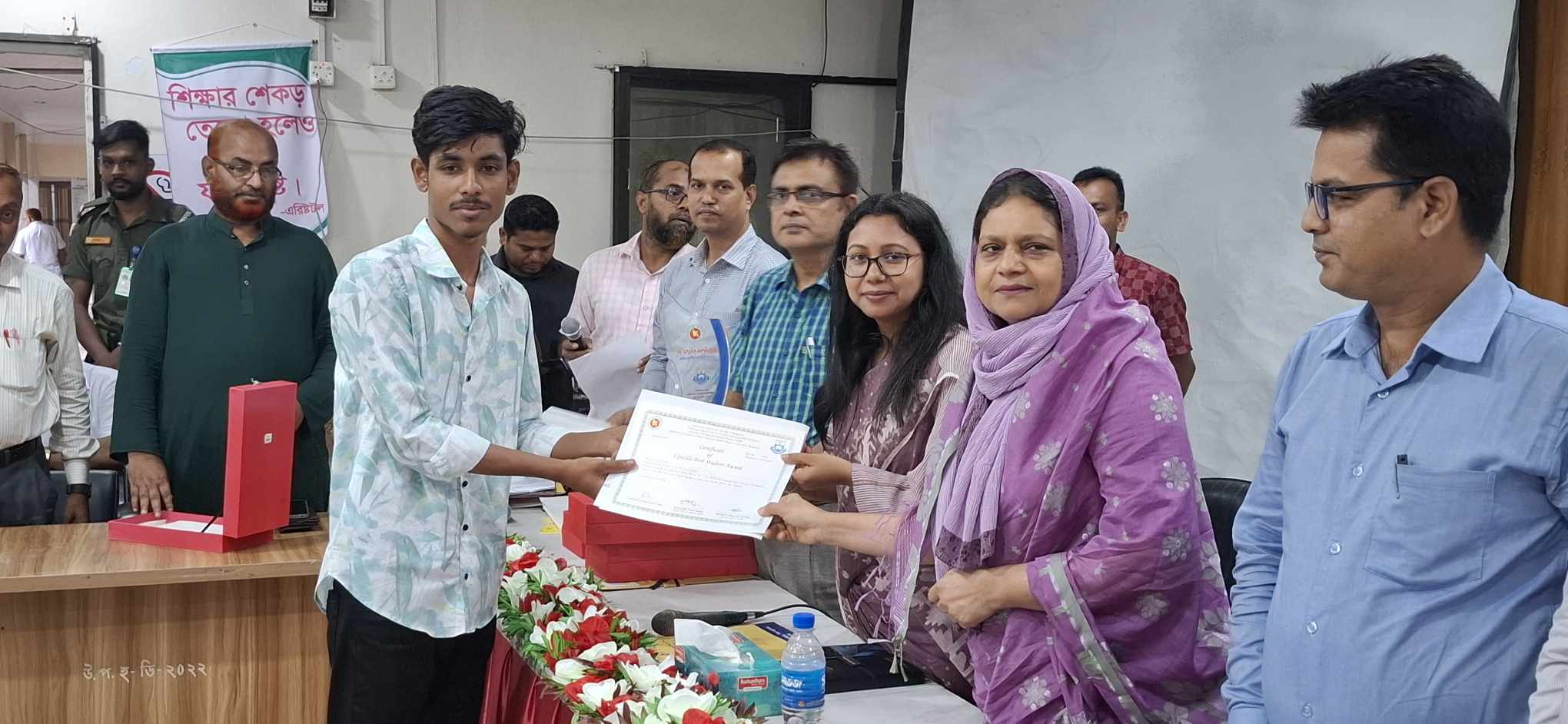 বাসাইলে শ্রেষ্ঠ শিক্ষার্থীদের মাঝে পুরস্কার বিতরণ।