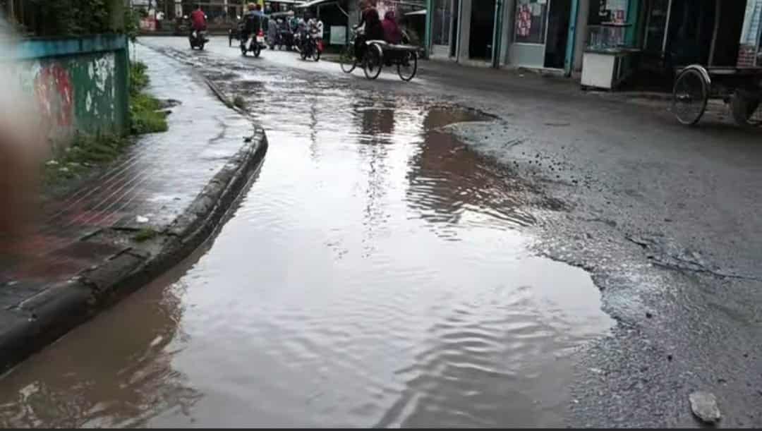 গোপালগঞ্জের কোটালীপাড়ায় মহাসড়কে ছোট বড় খানাখন্দ, ভোগান্তিতে হাজারো মানুষ দ্রুত সংস্কারের দাবি স্থানীয়দের।