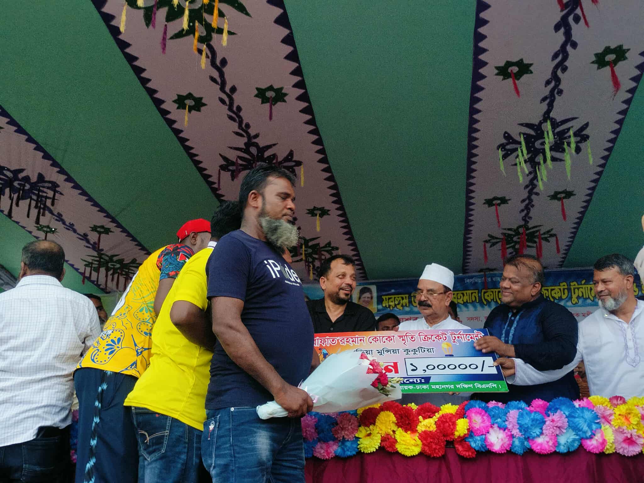 সরকারী বিদ্যুৎ চুরি ও স্কুলের শ্রেণি কার্যক্রম বন্ধ করে শ্রীনগরে বিএনপির ক্রিকেট টুর্নামেন্ট।