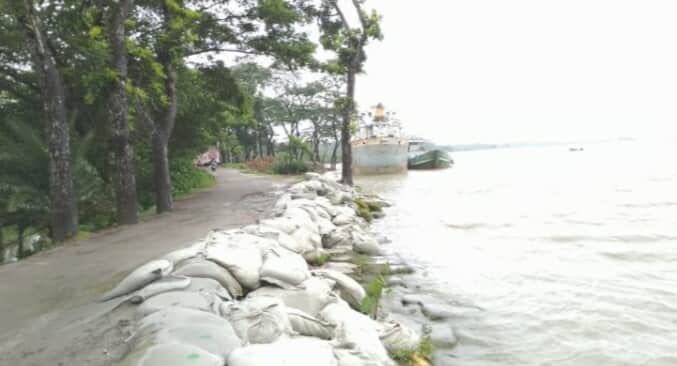 গলাচিপায় টেকসই বেড়িবাঁধের অভাবে বন্ধ আন্তঃজেলা যোগাযোগ: জনজীবন চরম ঝুঁকিতে ।