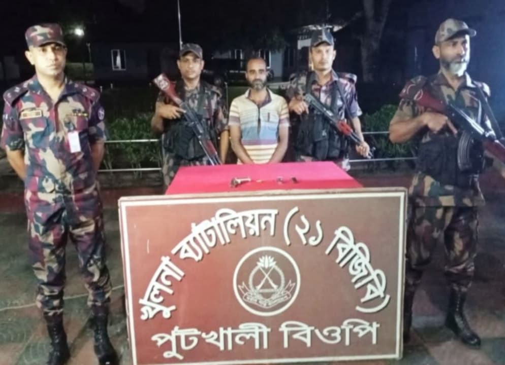 বেনাপোল সীমান্তে পিস্তল, ৫ রাউন্ড গুলি ও দুটি ম্যাগাজিনসহ অস্ত্রব্যবসায়ী আটক।