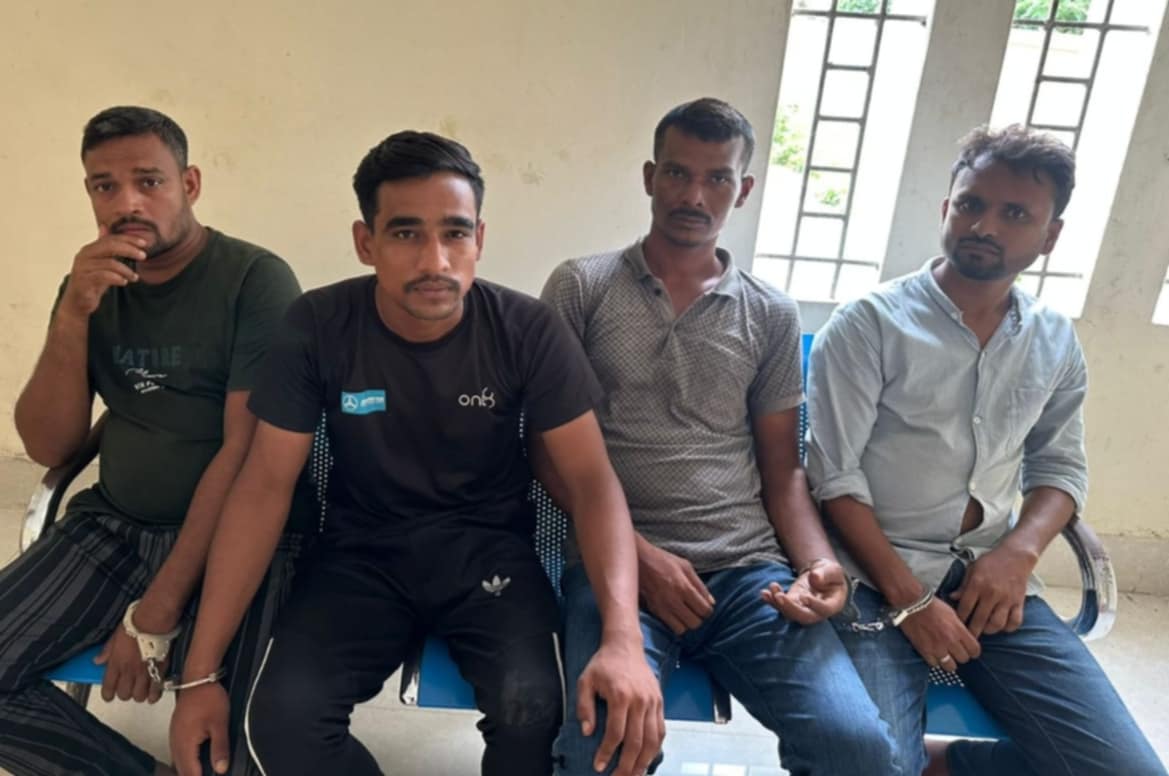 বেনাপোলে ইমিগ্রেশন ফরম জালকারি চক্রের ৪ সদস্যকে আটক।