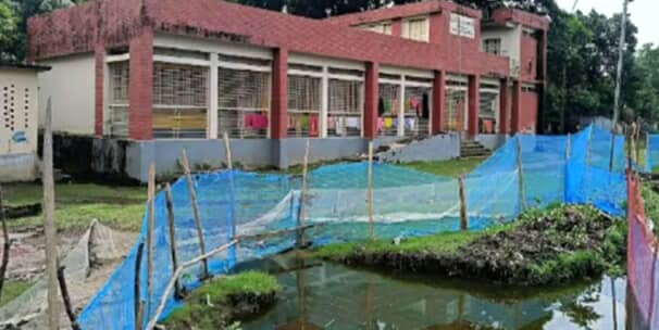 গলাচিপায় ভয় ও আতঙ্কে পাঠদান চলে সাংবাদিক গনি মিয়া সরকারি প্রাথমিক বিদ্যালয়ে,