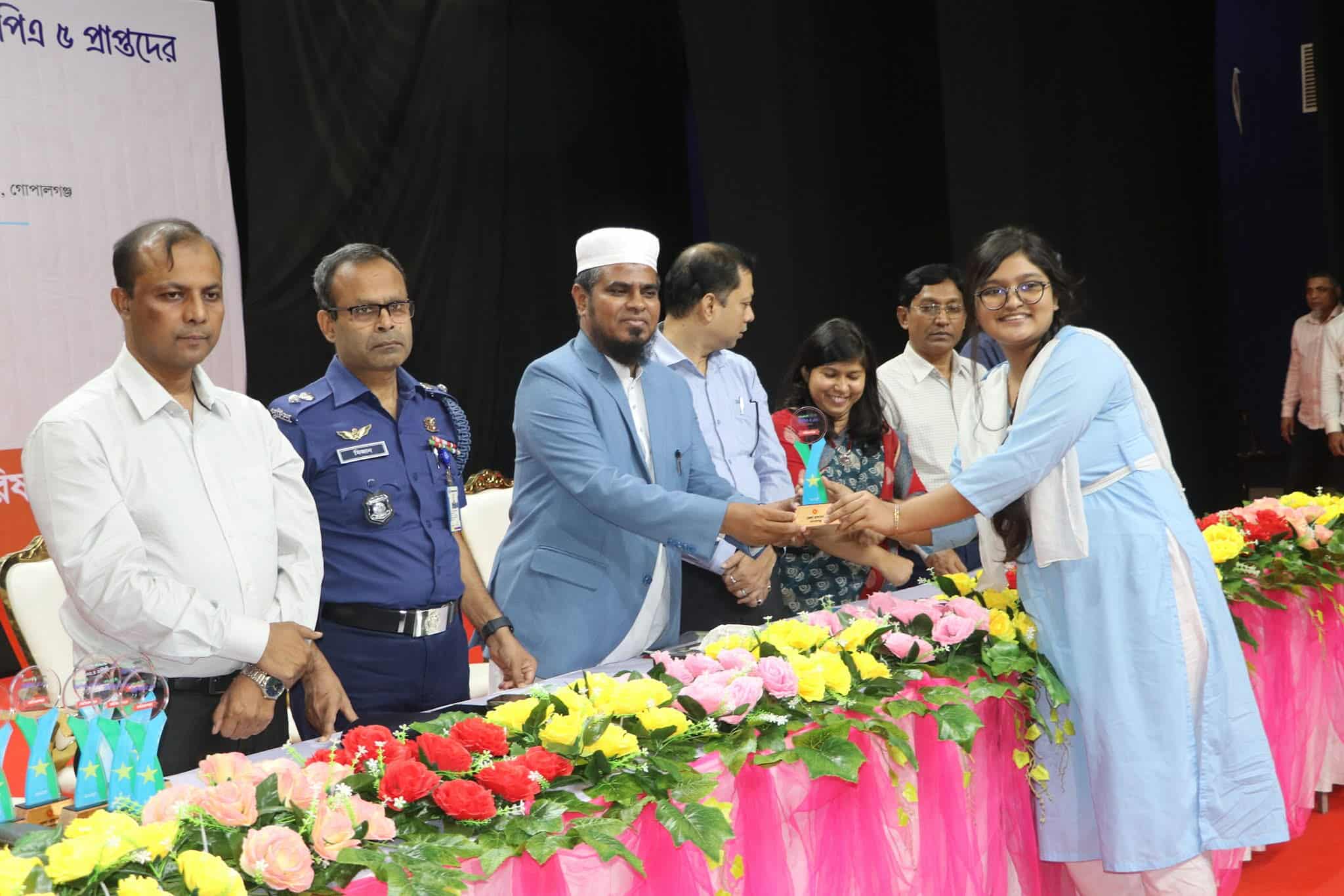 গোপালগঞ্জে জিপিএ-৫ প্রাপ্ত ৬৪৪ শিক্ষার্থীকে সংবর্ধনা।