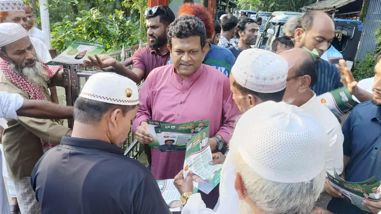 রাষ্ট্রকাঠামো ৩১ দফা প্রচারে মতলব দক্ষিণে লিফলেট বিতরণ।