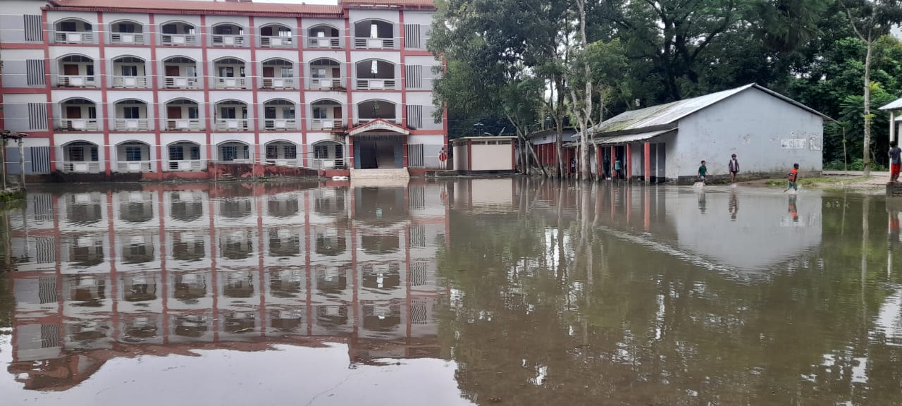 গফরগাঁওয়ে  বিদ্যালয় মাঠে হাঁটুপানি,পাঠদান ও খেলাধুলা বন্ধ।