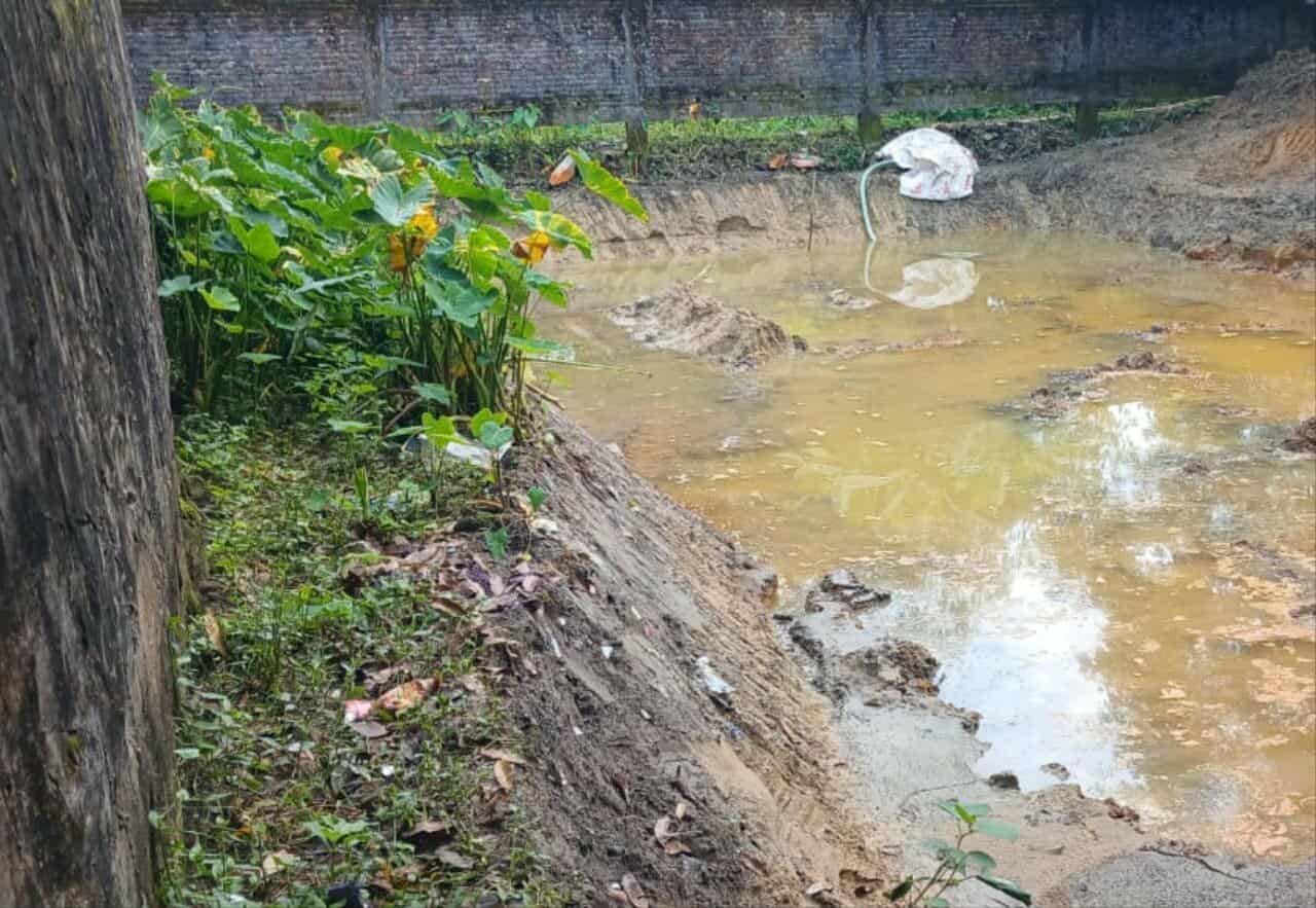 পটিয়ায় পুকুর খননকে কেন্দ্র   করে দু পক্ষ মুখোমুখি:  প্রবাসীর   ওয়াল ভেংগে পড়ার আশংকা! 