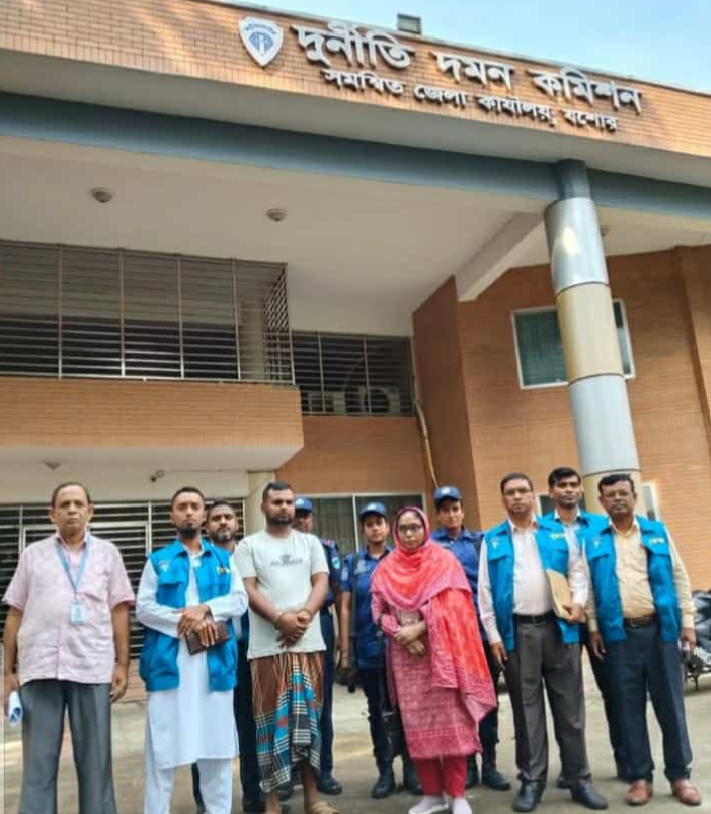 বেনাপোল কাস্টমসে রাজস্ব কর্মকর্তা ঘুষের টাকা সহ দূদকের হাতে আটক।