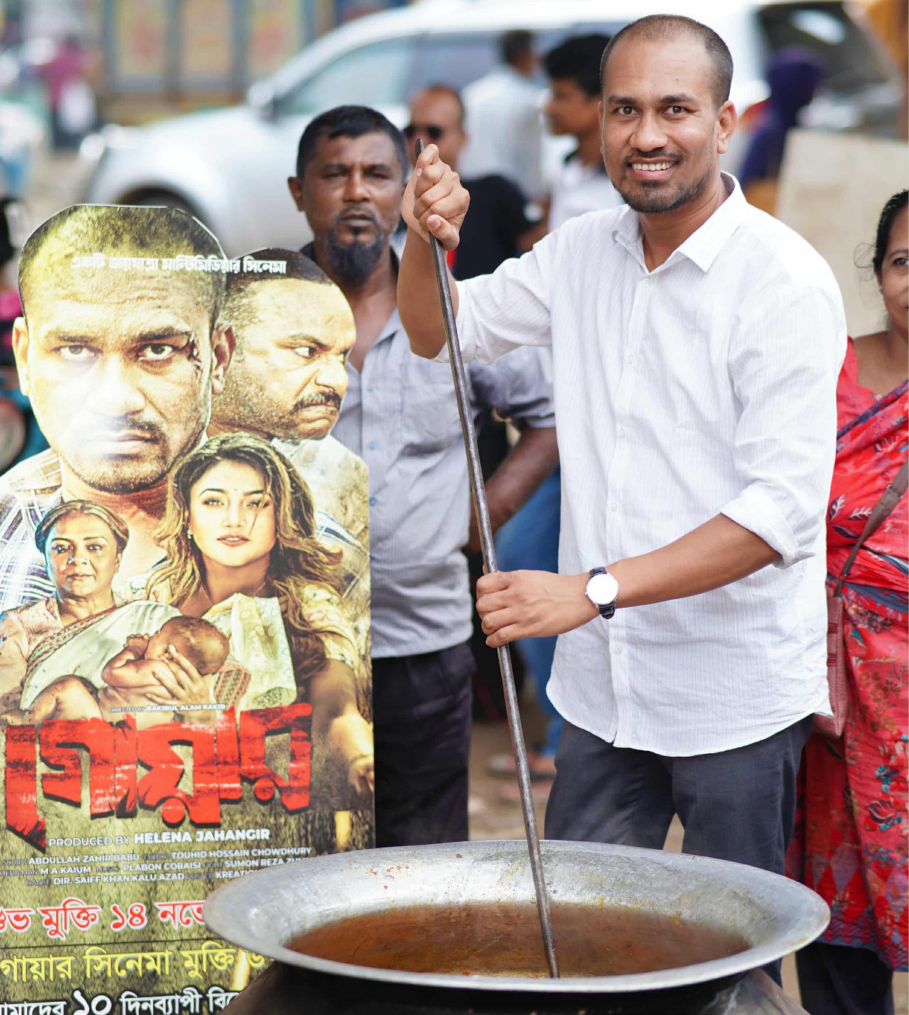 এফডিসির গেইটে রান্না করে সিনেমার প্রচার,নজির গড়লেন নায়ক রাসেল মিয়া।