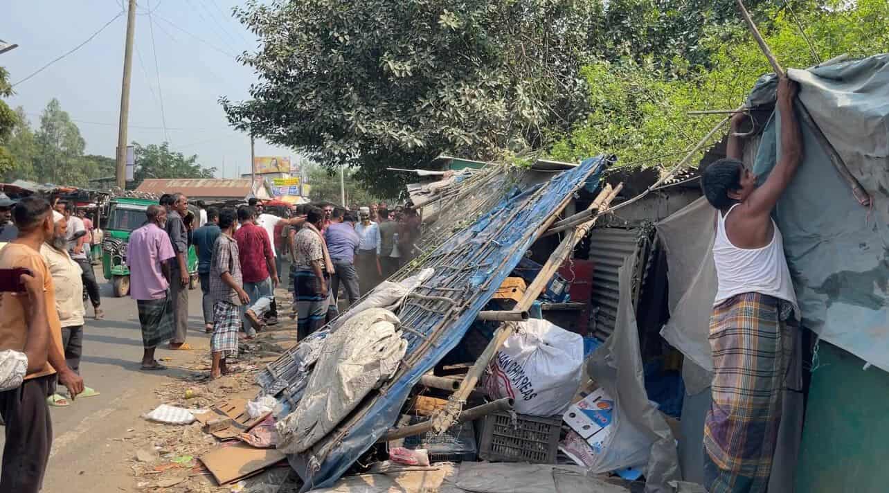 বাসাইলে সড়কের দুপাশে অবৈধ স্থাপনা উচ্ছেদ।