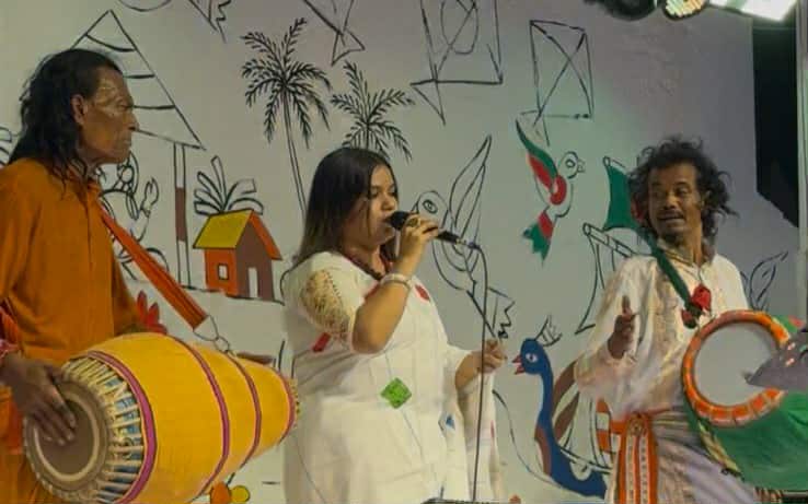 কুষ্টিয়ায় লালন উৎসবে গান গাইলেন ঠাকুরগাঁওয়ের বাউল শিল্পী রুমা।