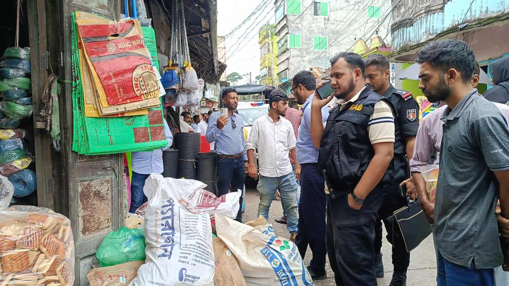 র্যাবের অভিযানে ১২ শ কেজি নিষিদ্ধ পলিথিন জব্দ, ২৫ হাজার টাকা জরিমানা। 1 received 775614278433696 || Dailydeshsomoy