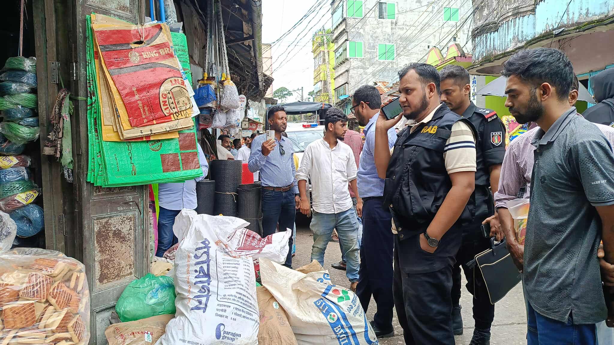 র‍্যাবের অভিযানে ১২ শ কেজি নিষিদ্ধ পলিথিন জব্দ, ২৫ হাজার টাকা জরিমানা।