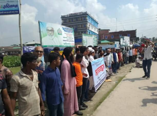 গলাচিপা-হরিদেবপুর ফেরি ও খেয়াঘাট সংস্কারে ছয় দফা দাবিতে মানববন্ধন।