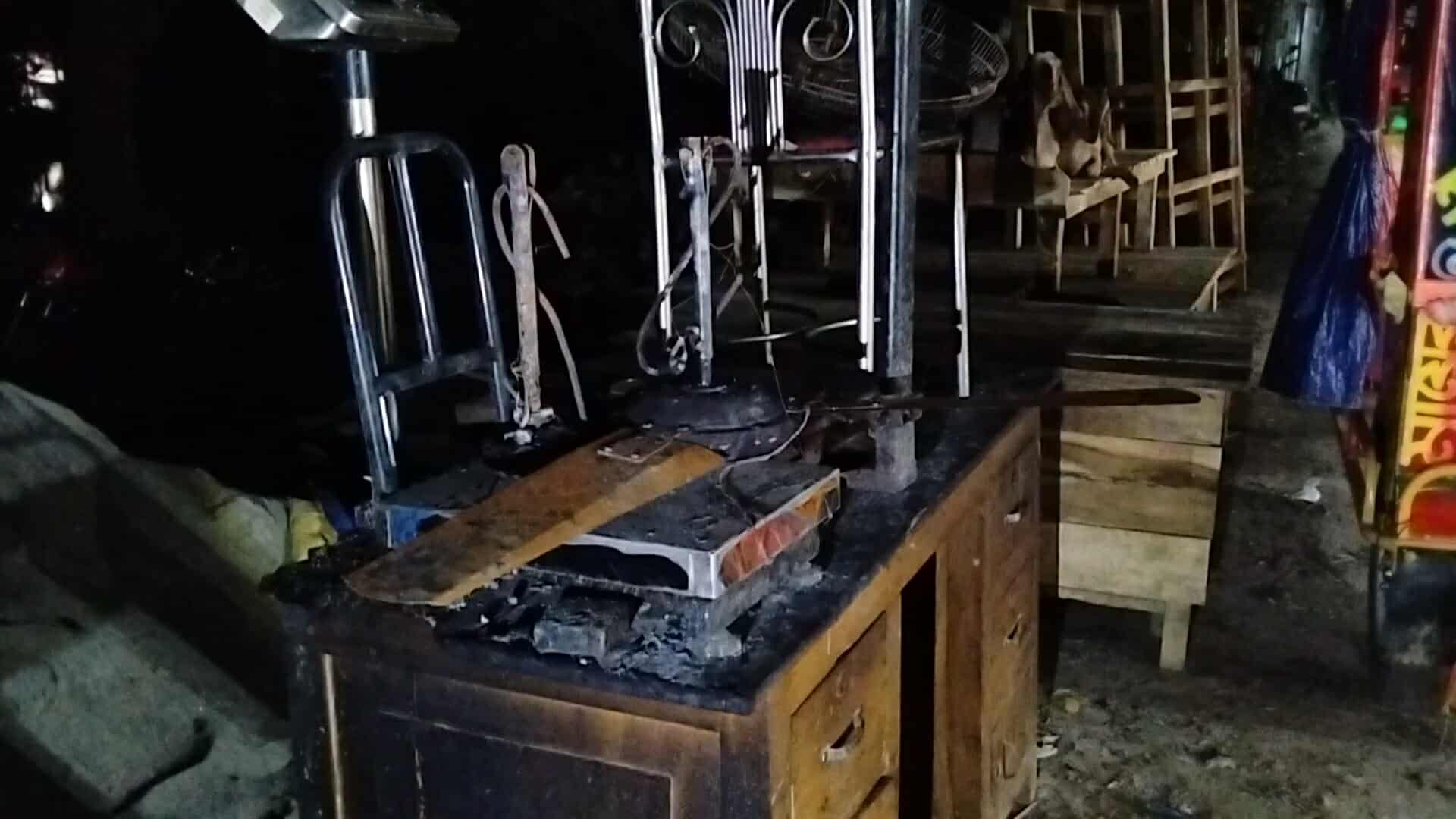 ভোলার দুলারহাটে ব্যবসা প্রতিষ্ঠান পুড়ে চাই লাখ লাখা টাকার ক্ষয়ক্ষতি ।