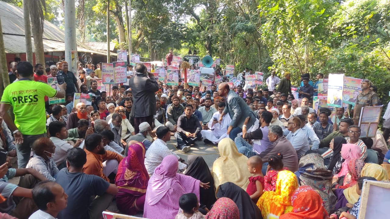 মাগুরা-২ আসনে বিএনপির মনোনয়ন পরিবর্তনের দাবিতে সড়ক অবরোধ।
