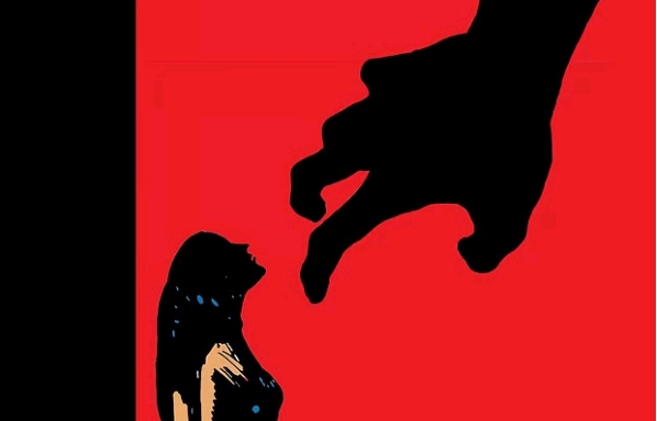 গফরগাঁওয়ে কিশোরীকে যৌন নিপীড়নের অভিযোগে  মুক্তিযোদ্ধাকে গাছে বেঁধে-জুতার মালা পরিয়ে পুলিশে সোপর্দ,