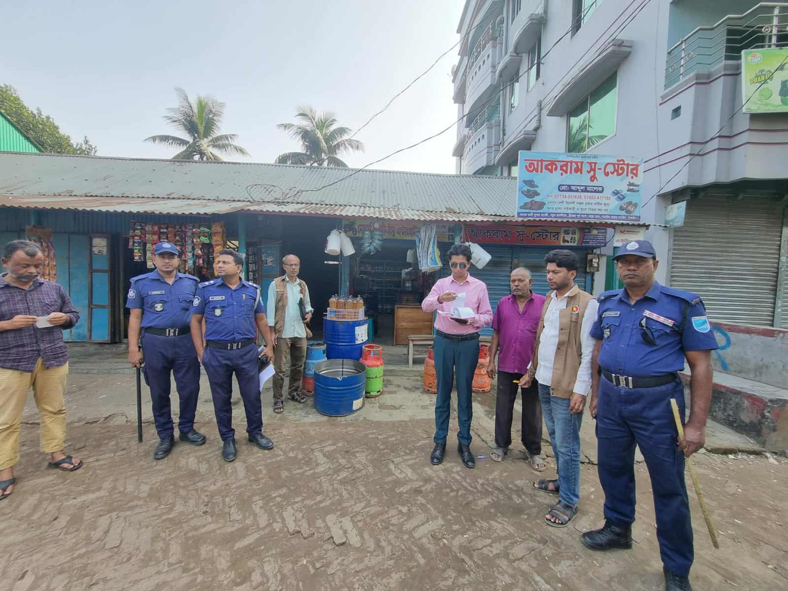 বাসাইলে পেট্রোল, ডিজেলের দোকানে ভ্রাম্যমান আদালতের জরিমানা।