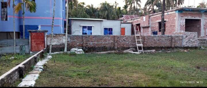 গলাচিপায় মই বেয়ে বাড়িতে আসা-যাওয়ার ঘটনায় তোলপাড় নারী- শিশুরা অবরুদ্ধ।