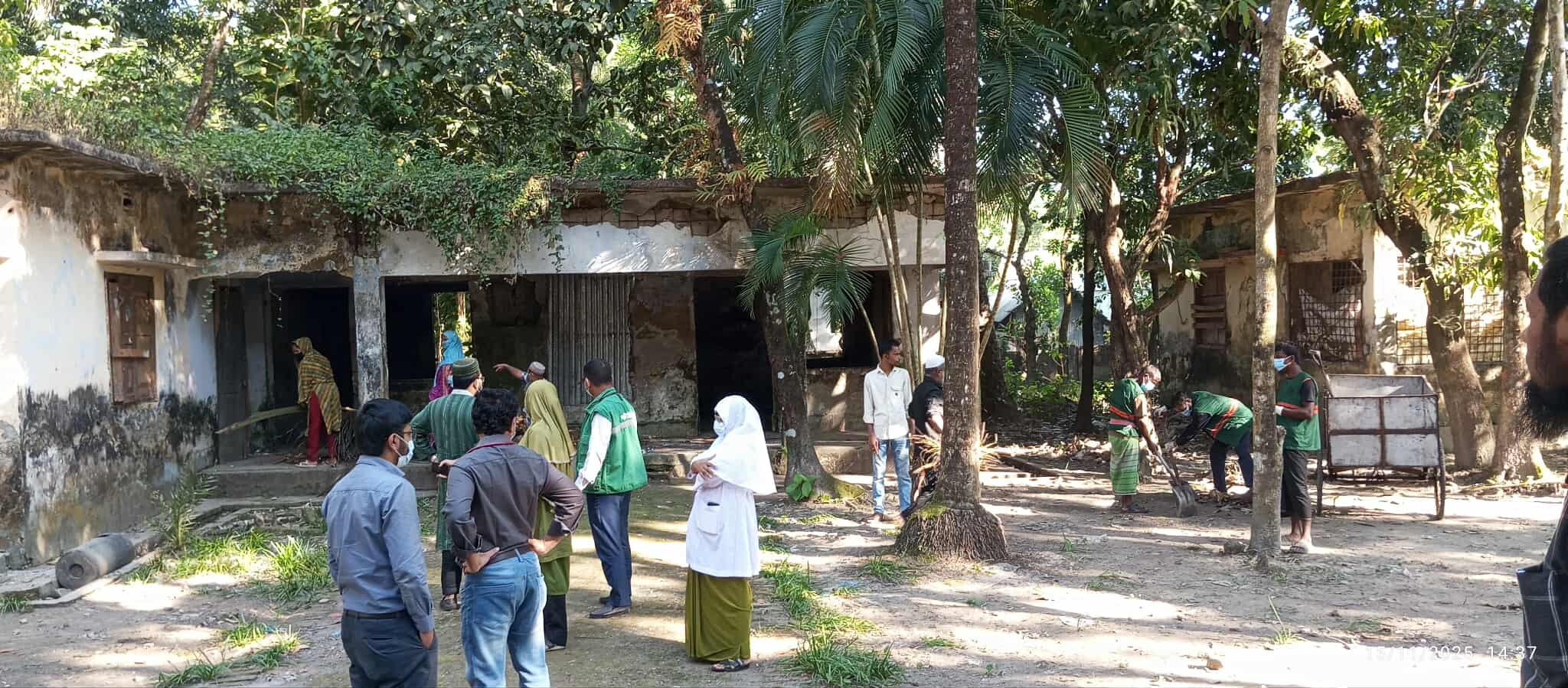 গলাচিপায় উপজেলা নির্বাহী অফিসারের উদ্যোগে পরিষ্কার হলো স্বাস্থ্য কমপ্লেক্স।