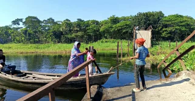 গলাচিপায় সেতু ভেঙে যোগাযোগ বিচ্ছিন্ন, ডিঙি নৌকায় পারাপার।