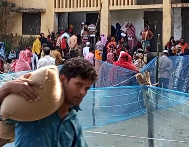 গলাচিপার গোলখালীতে শান্তিপূর্ণভাবে ভিজিডি চাল বিতরণ,