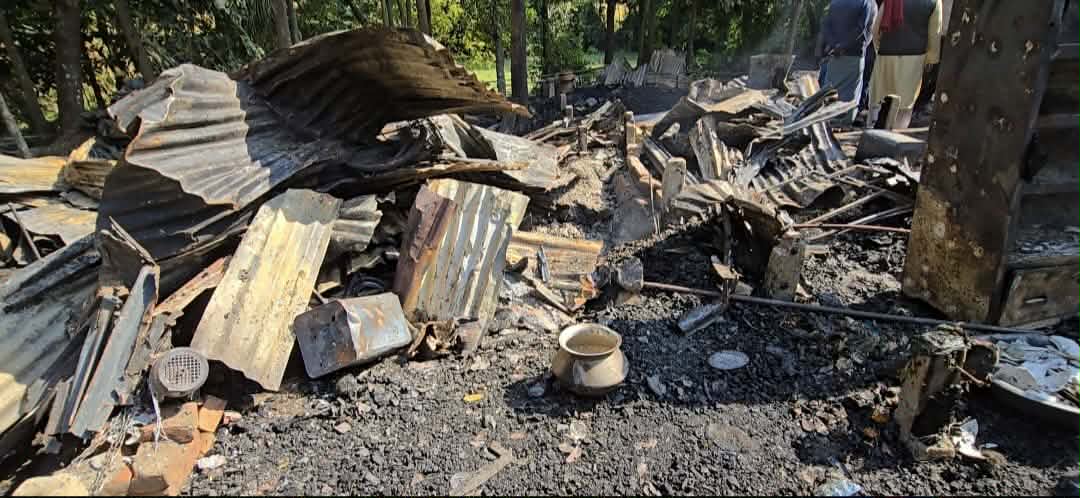 অর্ধকোটি টাকার ক্ষতি দশমিনায় আগুনে পুড়ে তিন পরিবারের বসঘর পুড়ে ছাই,