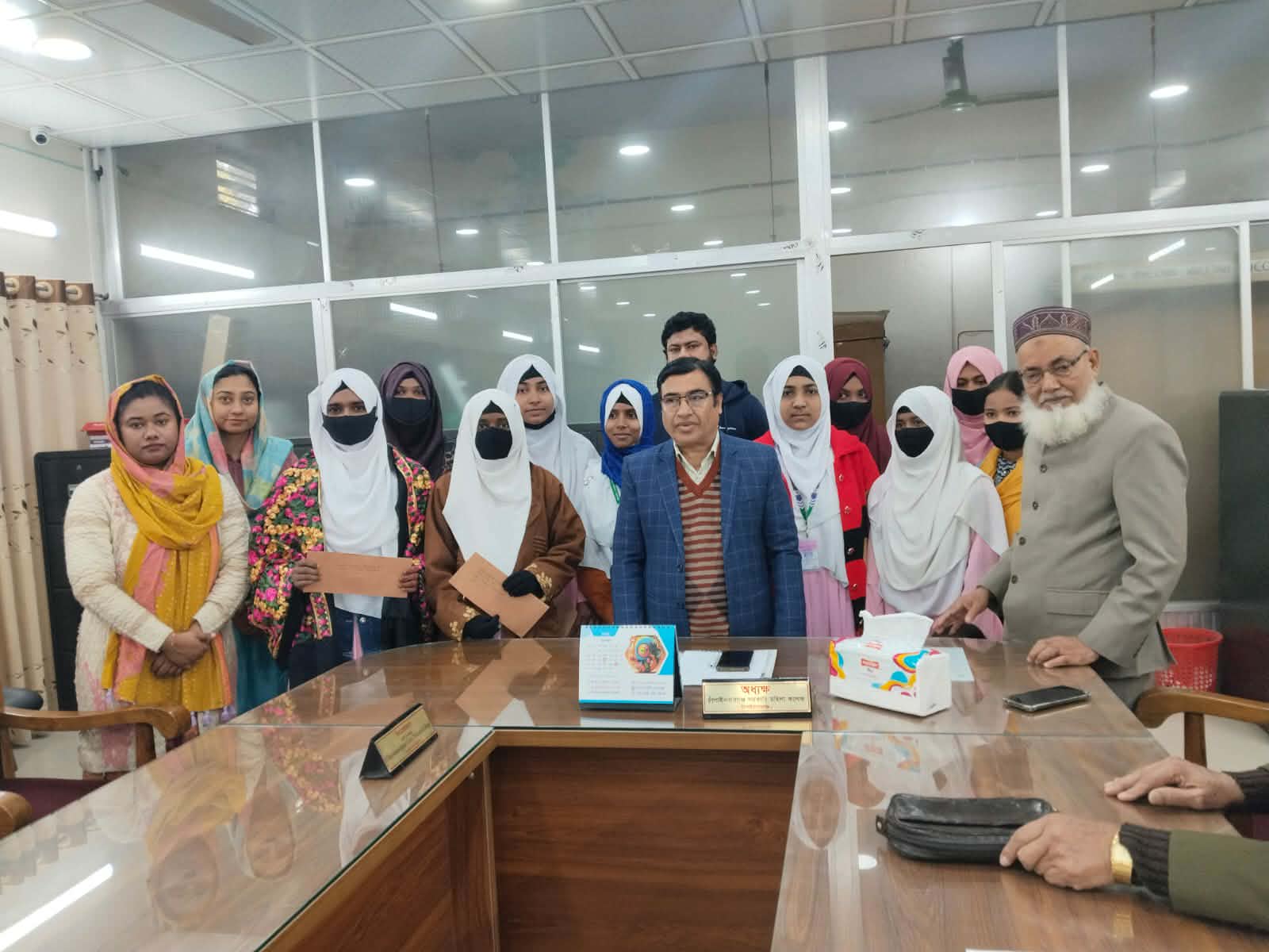 চাঁপাইনবাবগঞ্জ সরকারি মহিলা কলেজে প্রয়াত শিক্ষকের স্মরণে তার পরিবার  ১০ জন দরিদ্র মেধাবী শিক্ষার্থীদের বৃত্তি প্রদান,