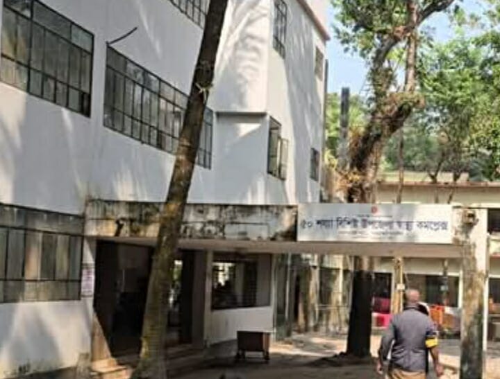 গলাচিপায় স্বাস্থ্য কমপ্লেক্সে রাতের ডিউটি নিয়ে সেবিকাদের সাথে বসলেন বিভাগ নার্সিং সুপারভাইজার,