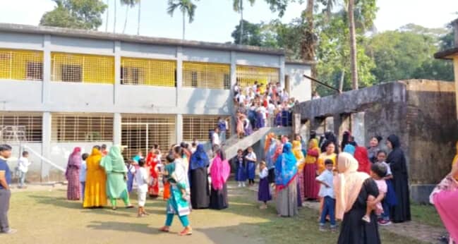 গলাচিপায় কর্মবিরতির মধ্যেই প্রধান শিক্ষক-কর্মচারীদের দিয়ে পরীক্ষা,