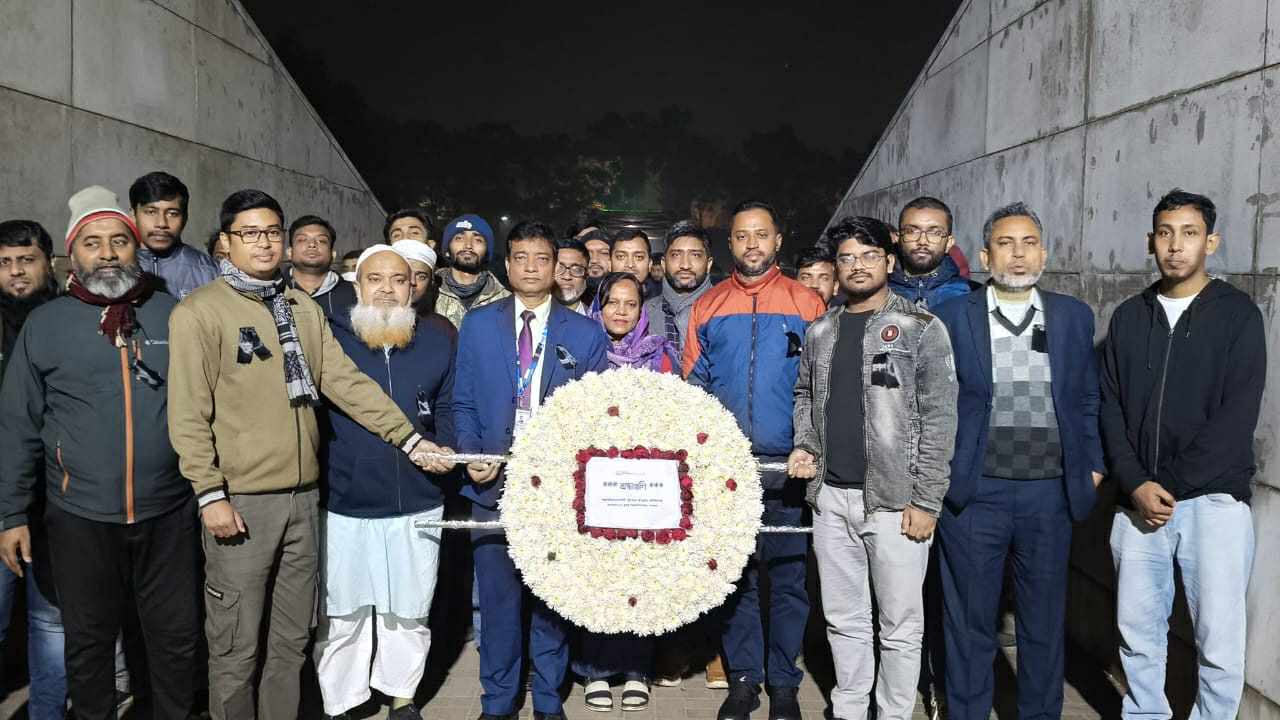 বেগম খালেদা জিয়া’র কবরে শেকৃবি ‘বৃহত্তর বগুড়া সমিতি’র শ্রদ্ধাঞ্জলি।