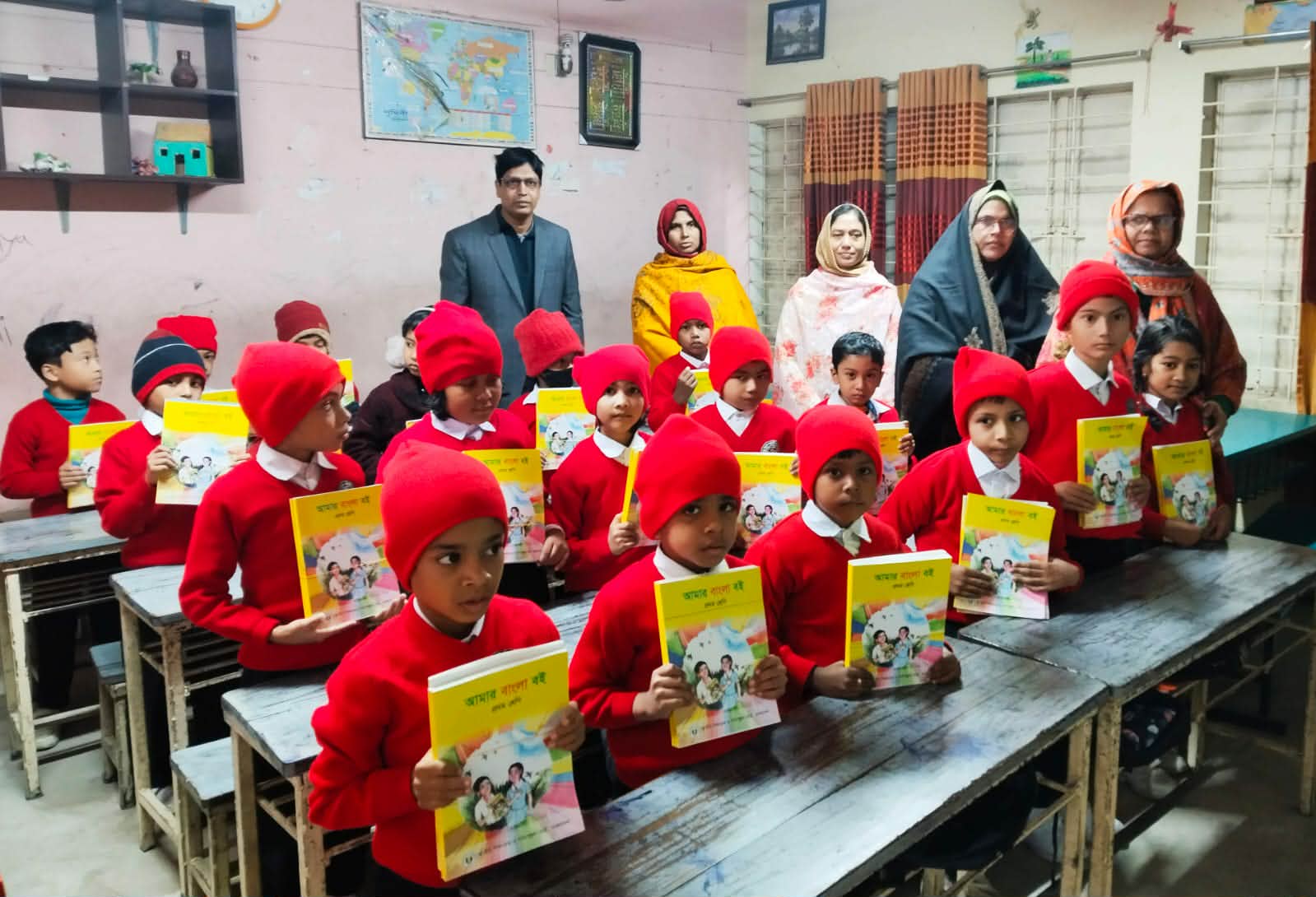 চাঁপাইনবাবগঞ্জ মডেল স্কুলে আনুষ্ঠানিকতা ছাড়াই  শিক্ষার্থীদের হাতে নতুন বই,