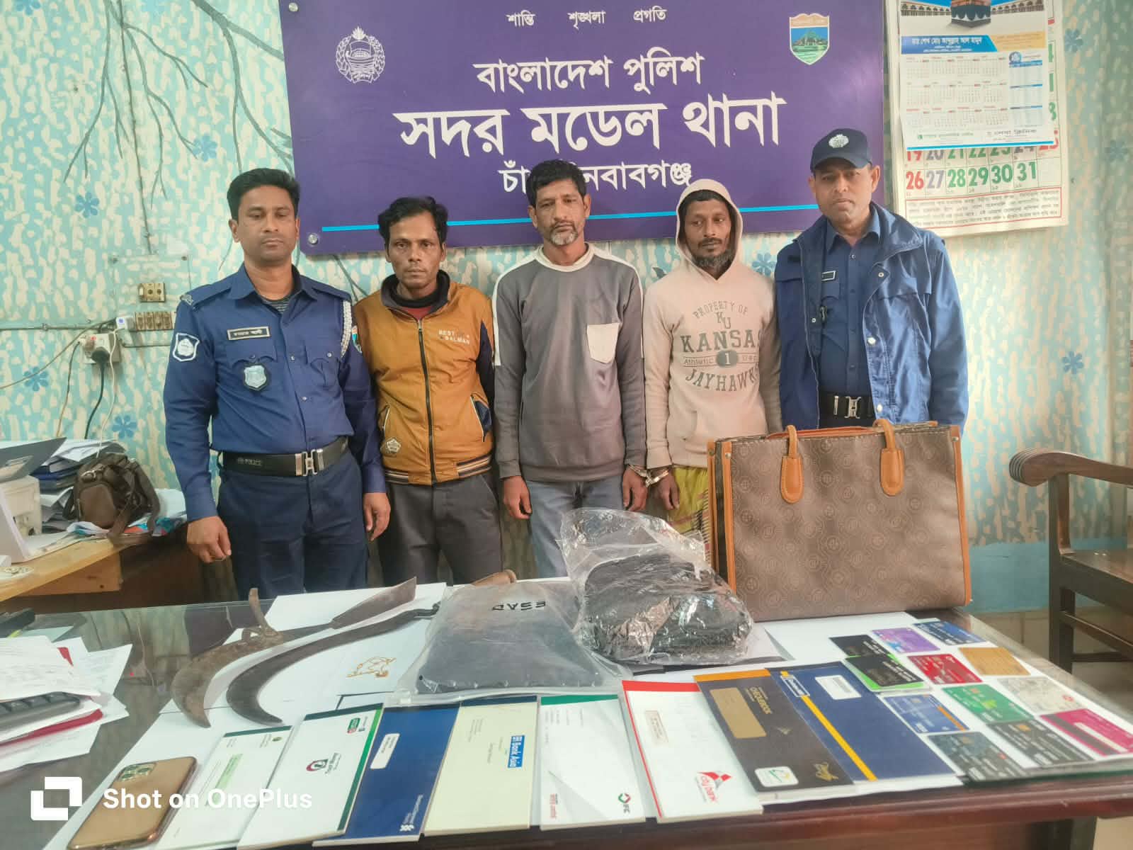 চাঁপাইনবাবগঞ্জে পরিবারসহ ব্যবসায়ীকে অস্ত্র ঠেকিয়ে ছিনতাই: ৩ জন গ্রেফতার, মালামাল উদ্ধার।