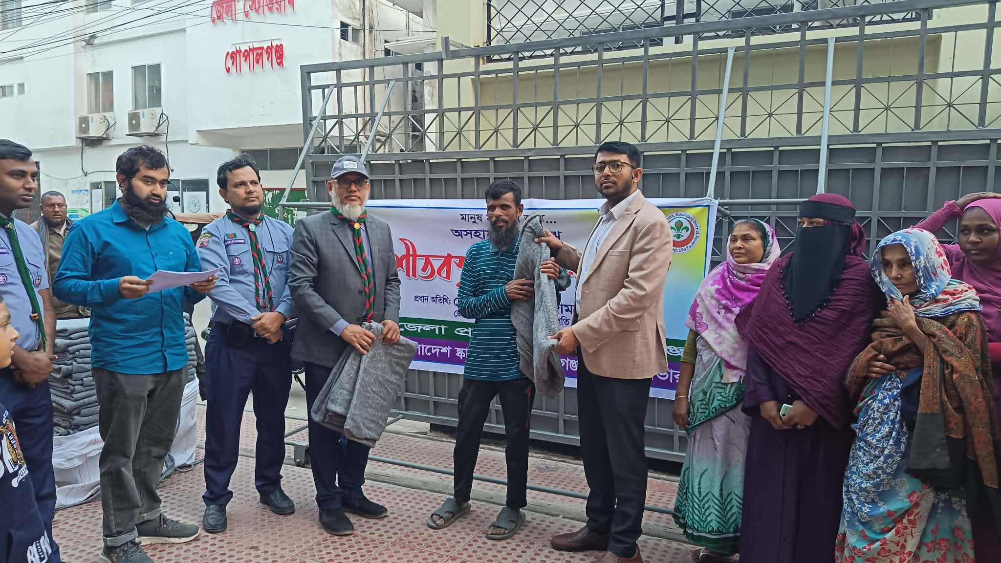 গোপালগঞ্জে জেলা প্রশাসনের সহযোগিতায় অসহায়দের মাঝে কম্বল বিতরণ