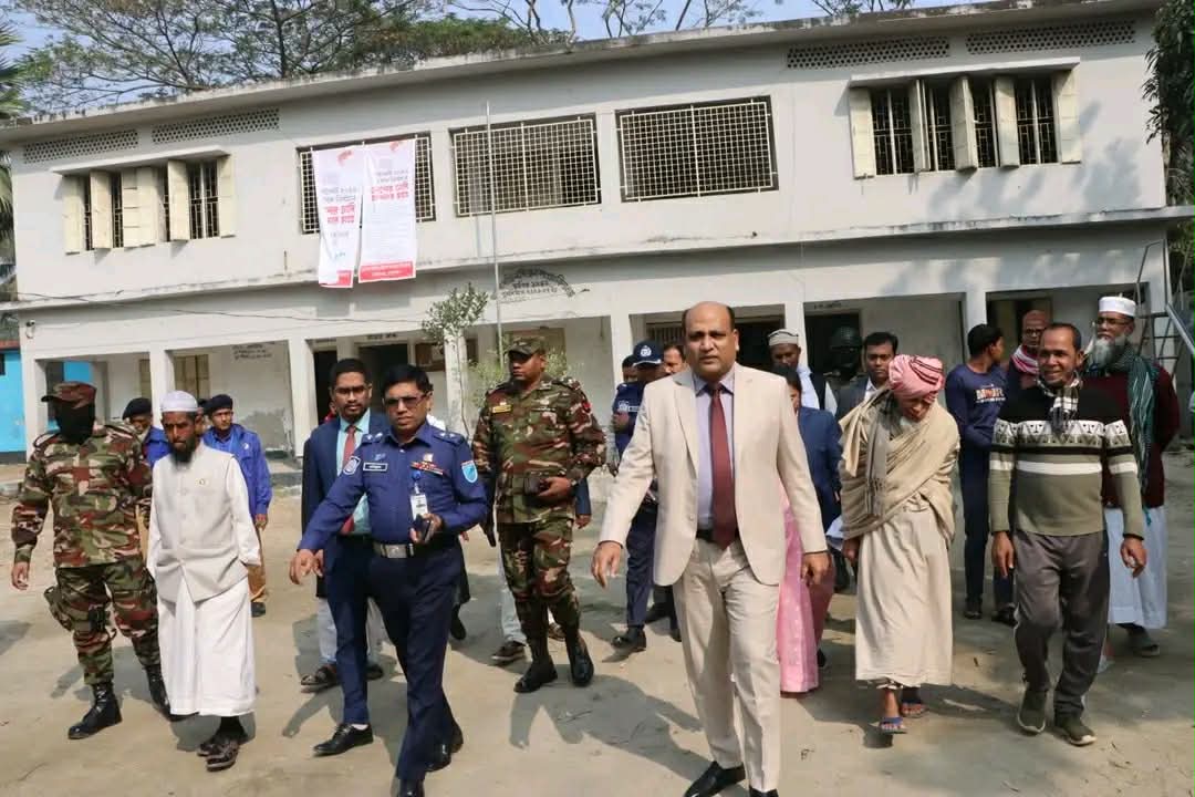 গোপালগঞ্জের কোটালীপাড়ায় গুরুত্বপূর্ণ ভোটকেন্দ্র পরিদর্শনে জেলা প্রশাসক, পুলিশ সুপার ও সেনা অধিনায়ক।