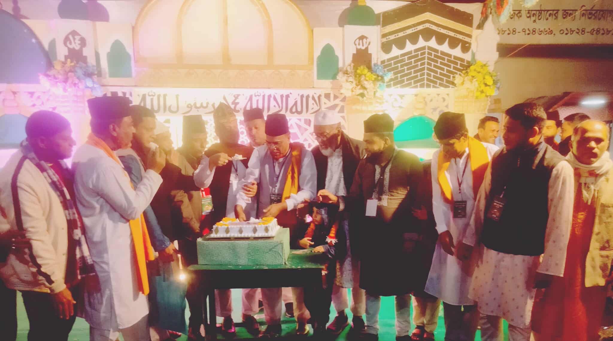 পটিয়ায় খাজা গরীবে নেওয়াজ   বার্ষিক ওরশ সম্পন্ন: ১০ হাজার   মানুষের মাঝে তবরুক বিতরণ  