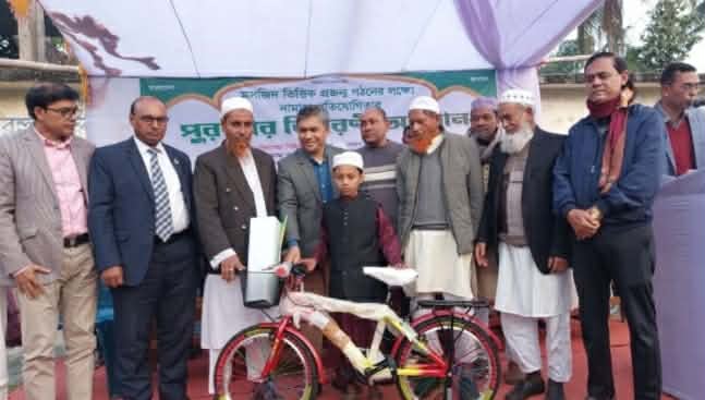 গলাচিপায় নামাজ আদায় করে বাইসাইকেল উপহার পেল ২৮ শিশু,