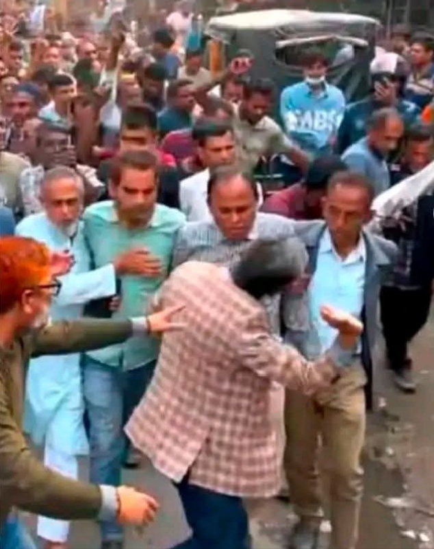 গফরগাঁও-১০ আসনে গণসংযোগ মিছিলে ধানের শীষের প্রার্থীর আচরণ নিয়ে তোলপাড়, কৃষক দল সভাপতিকে প্রকাশ্যে থাপ্পড়!