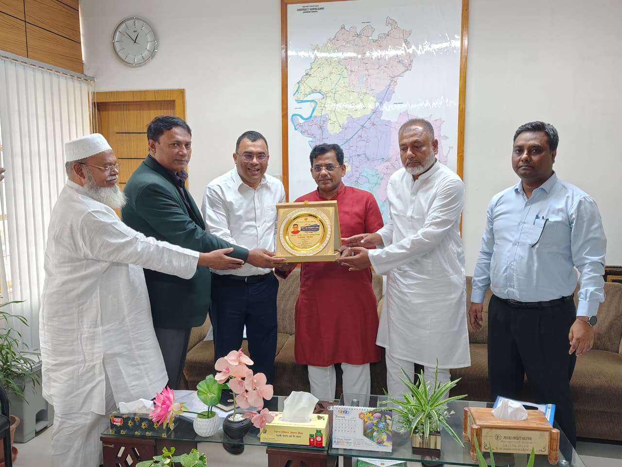 গোপালগঞ্জে উন্নয়ন ত্বরান্বিত করতে এলজিইডি কার্যালয়ে নবনির্বাচিত সংসদ সদস্যদের মতবিনিময়।