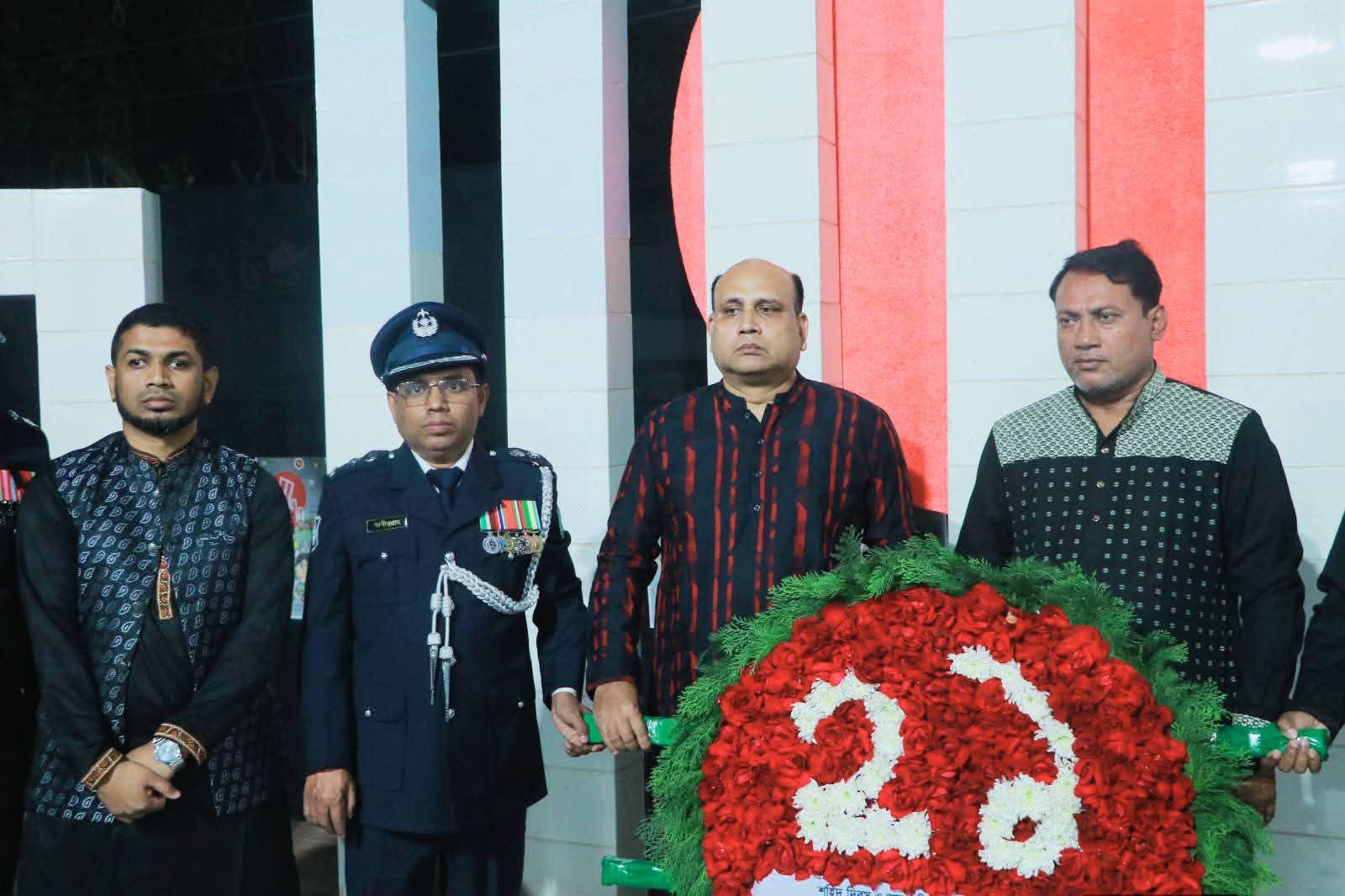 মহান শহিদ দিবস ও আন্তর্জাতিক মাতৃভাষা দিবসে গোপালগঞ্জ কেন্দ্রীয় শহীদ মিনারে ২ আসনের সংসদ সদস্য ও জেলা পুলিশের শ্রদ্ধাঞ্জলি।